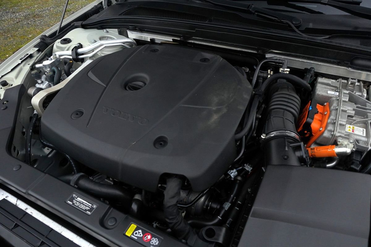 Used 2022 Volvo S60 T8 Inscription image 12