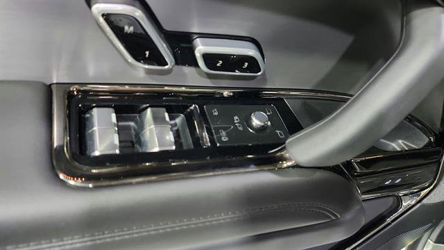 Used 2025 Land Rover Range Rover Sport SE image 24