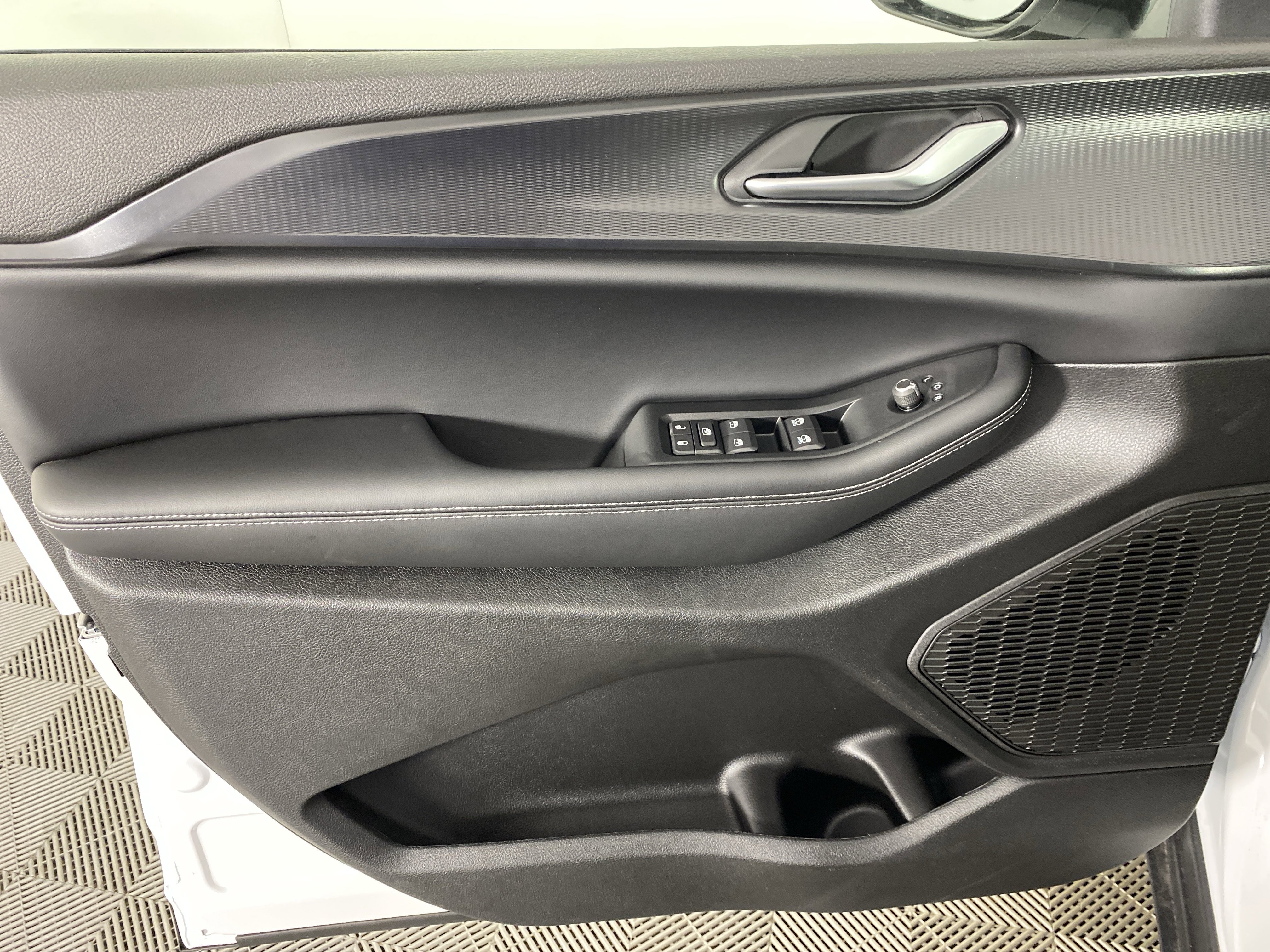 New 2025 Jeep Grand Cherokee Altitude image 13