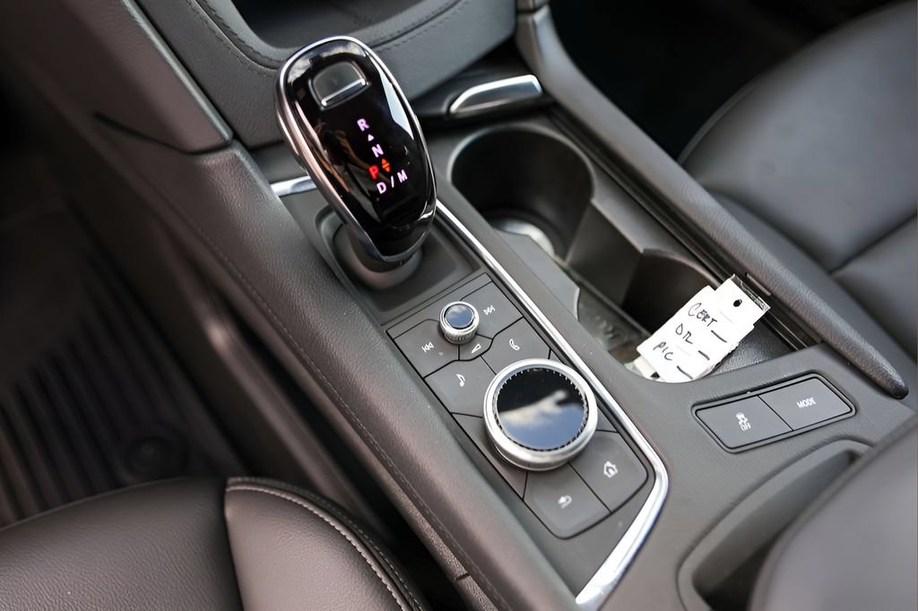 Used 2025 Cadillac XT6 Luxury w/ LPO, Bronce Accent Package FWD image 20