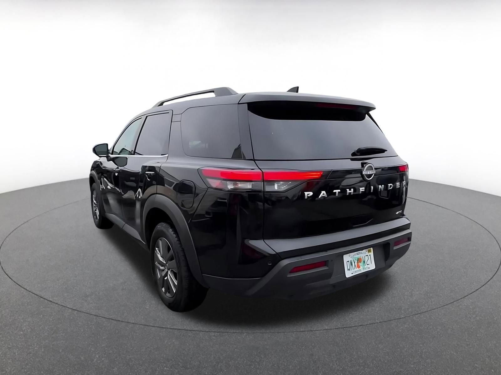 Used 2025 Nissan Pathfinder SV image 11