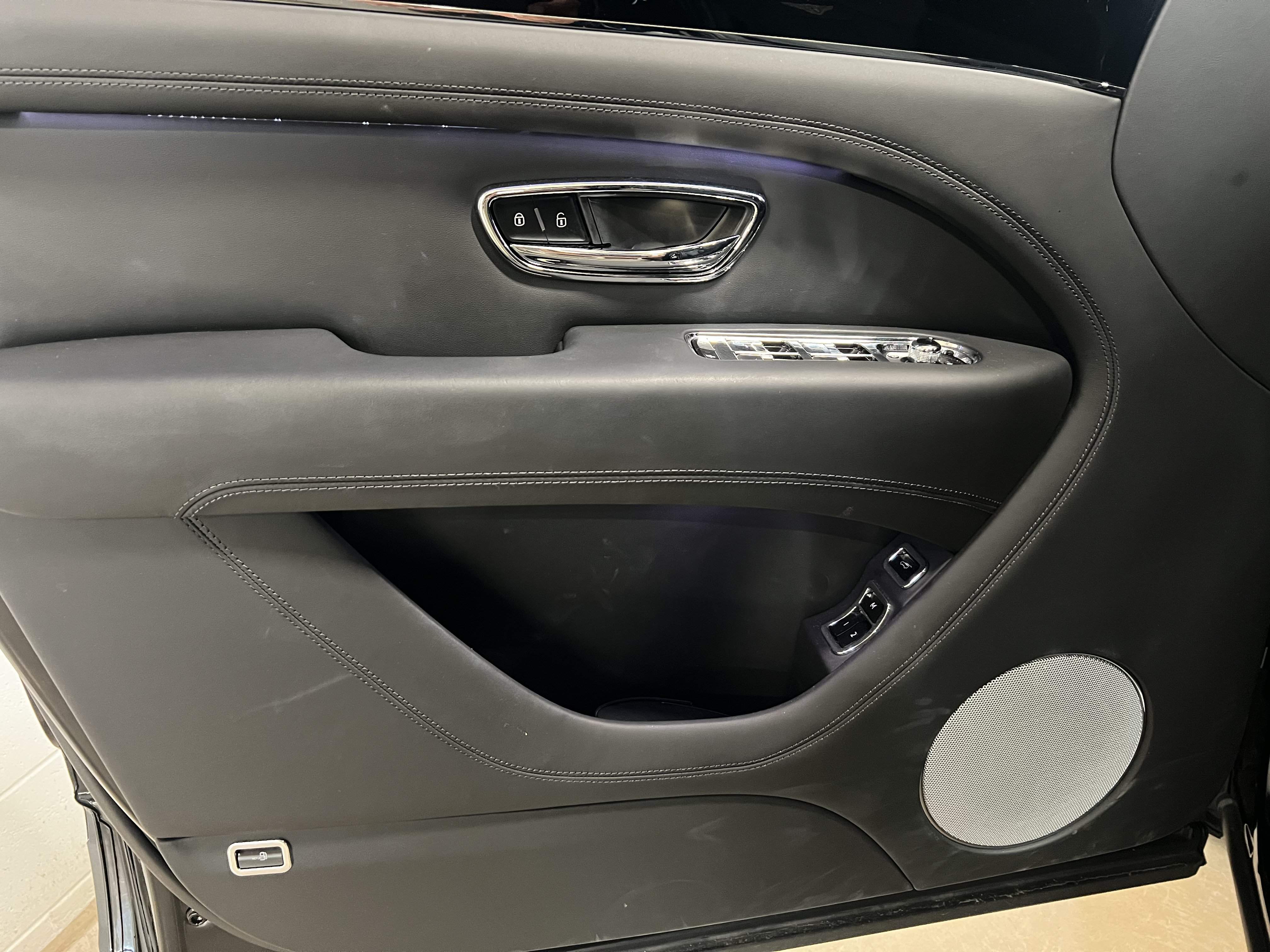Used 2024 Bentley Bentayga Plug-In Hybrid AWD/4WD image 13