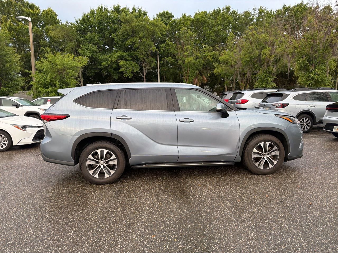 Used 2021 Toyota Highlander XLE FWD image 6