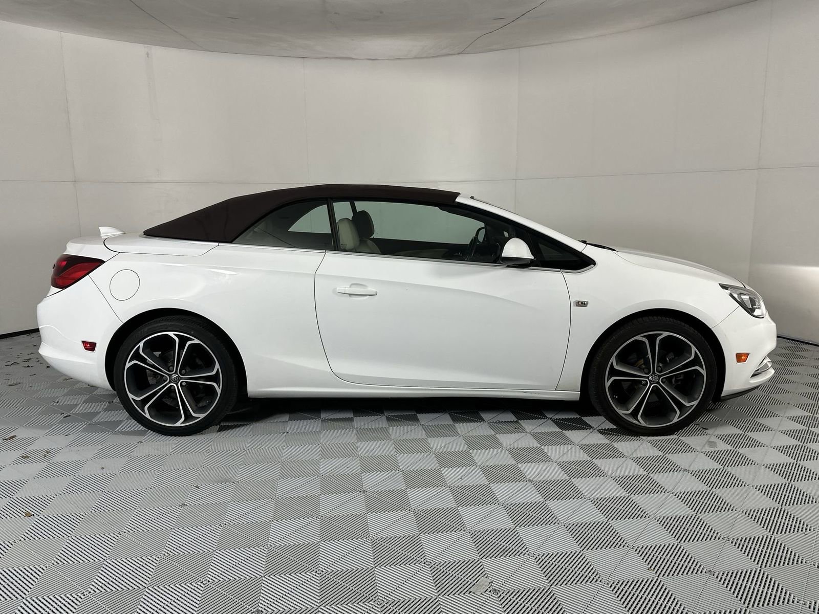 Used 2018 Buick Cascada Premium image 9