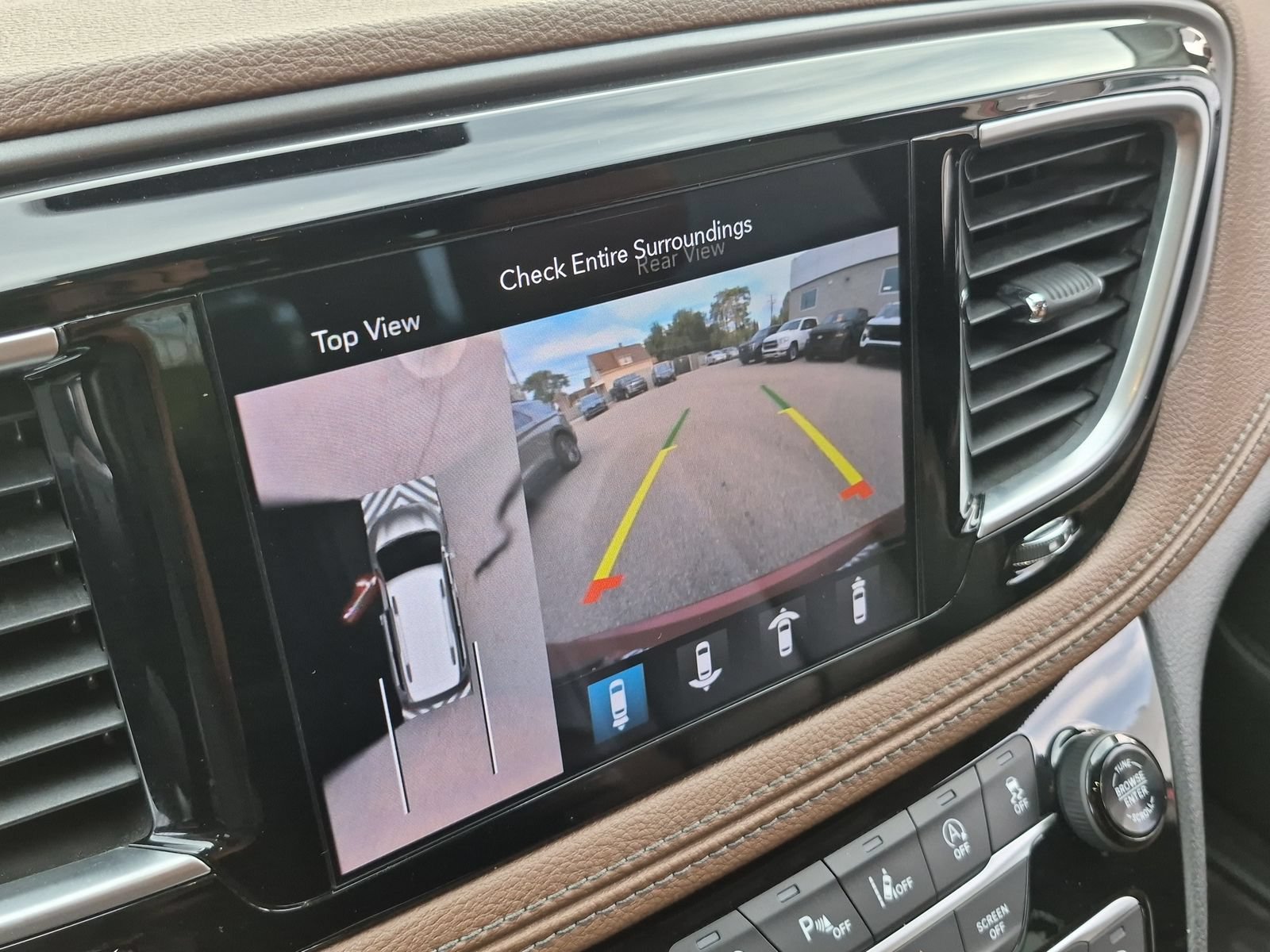 Used 2019 Chrysler Pacifica Limited w/ Tire & Wheel Group FWD image 25