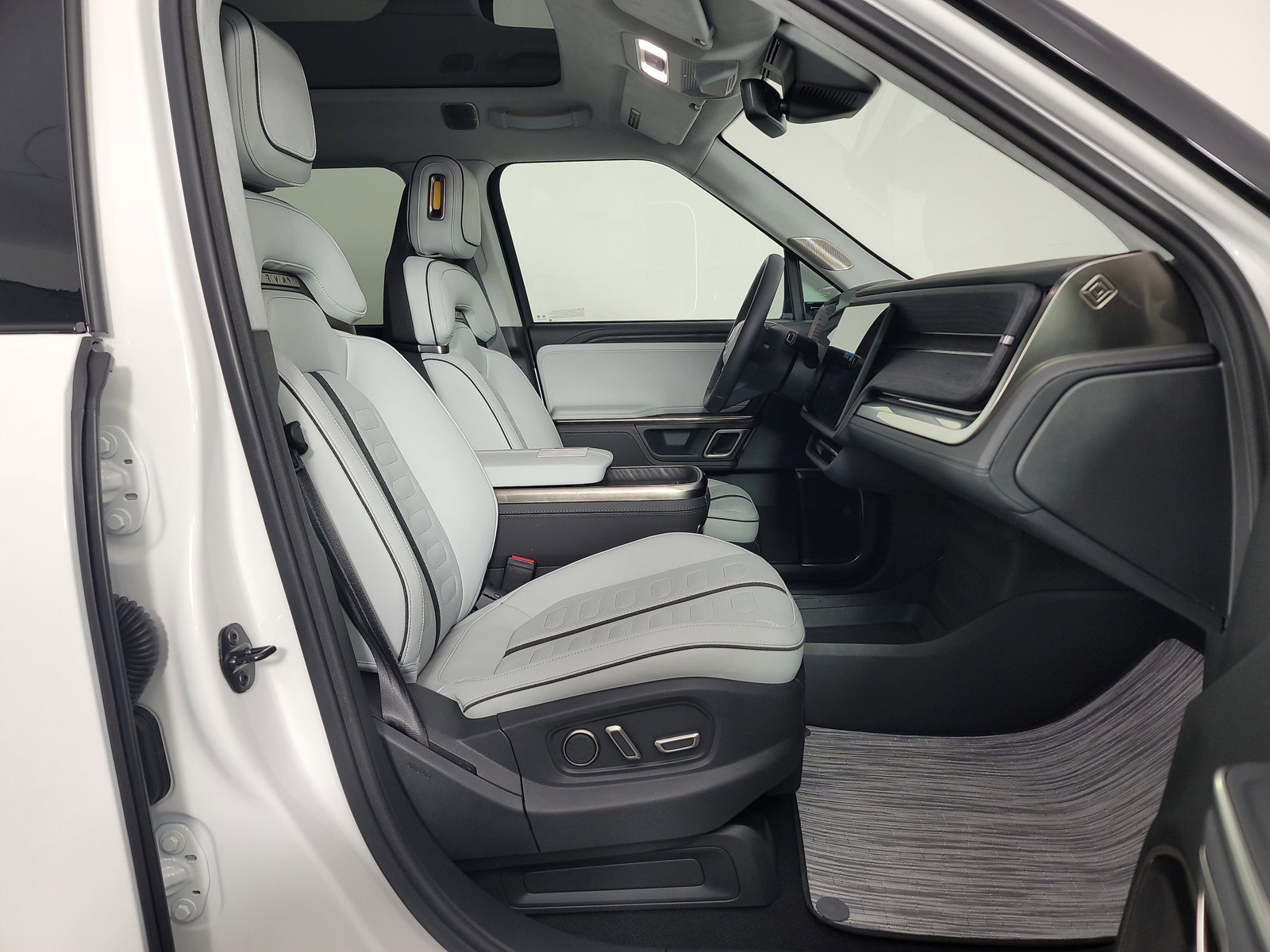 Used 2024 Rivian R1S Adventure AWD/4WD image 24
