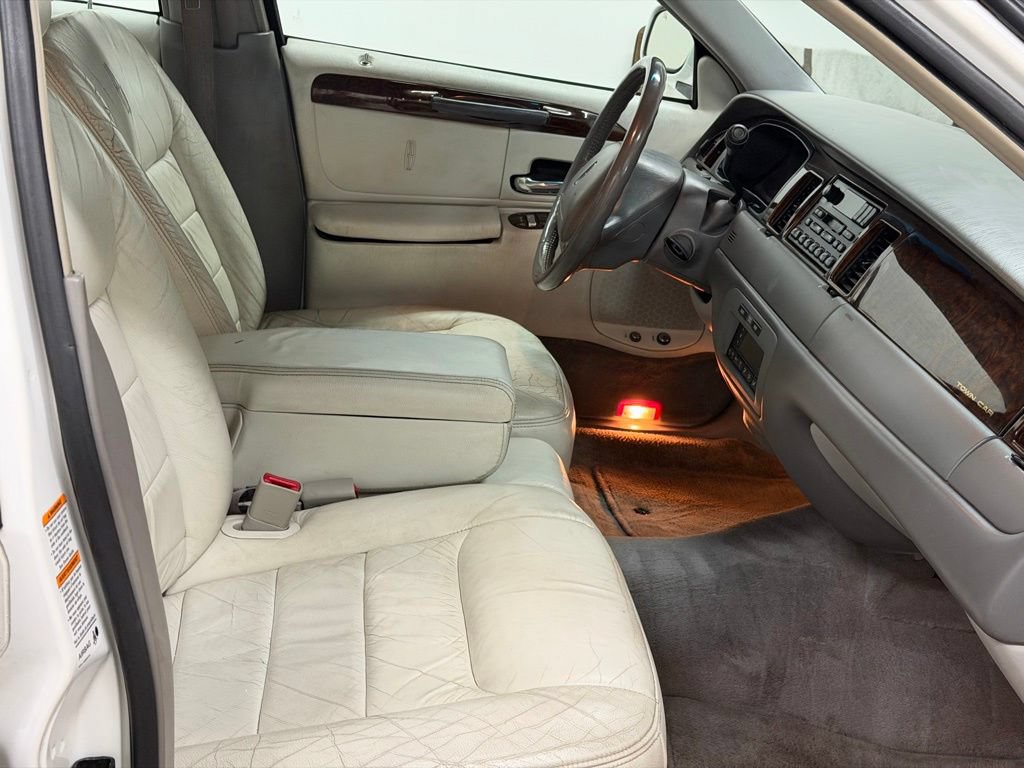 Used 2000 Lincoln Town Car Executive RWD image 23