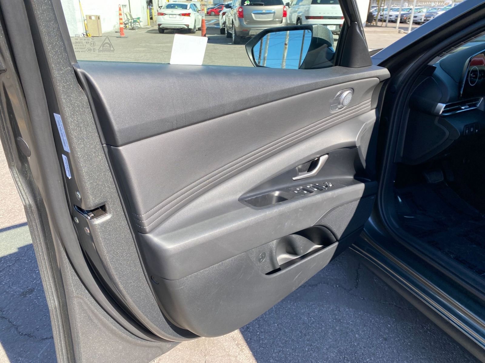 Used 2025 Hyundai Elantra Limited image 18