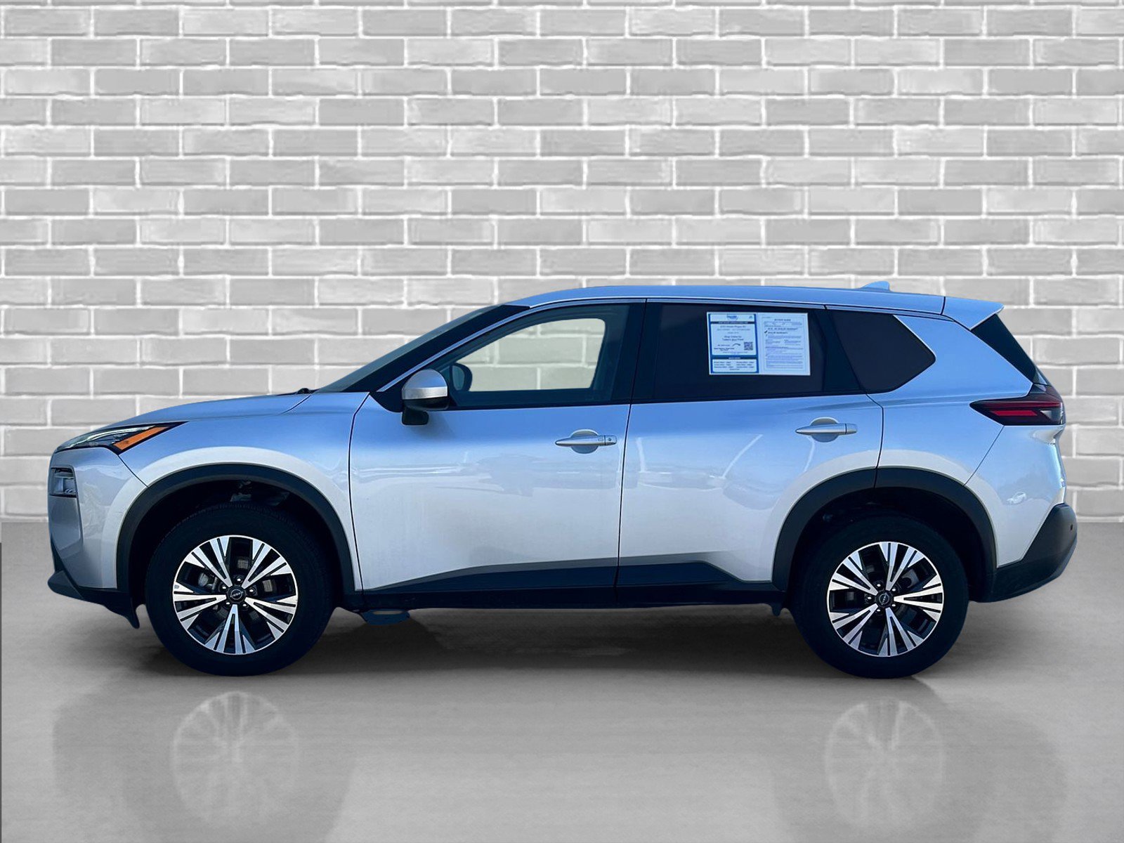 Used 2023 Nissan Rogue SV image 2