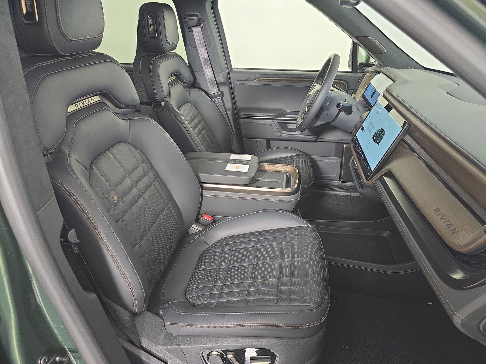 Used 2025 Rivian R1S Premium image 24