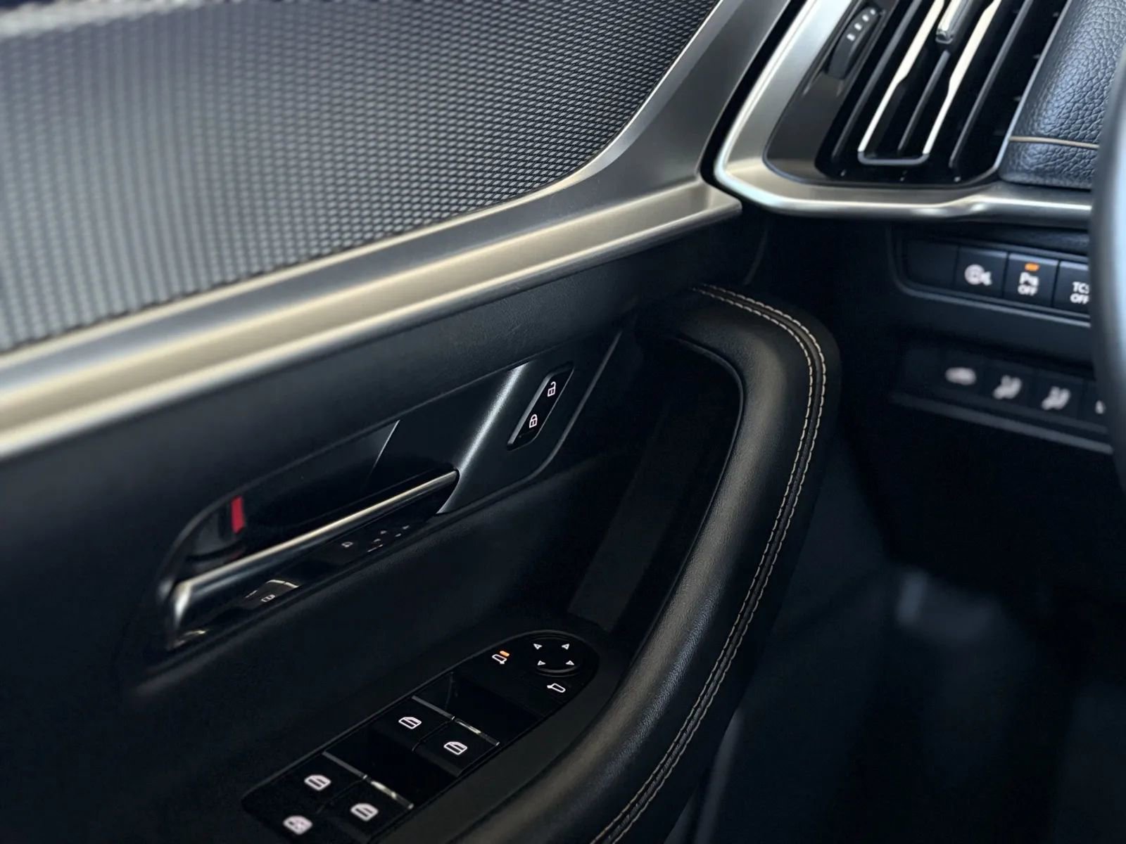 Used 2025 MAZDA CX-70 Plug-In Hybrid w/ Premium Pkg image 25