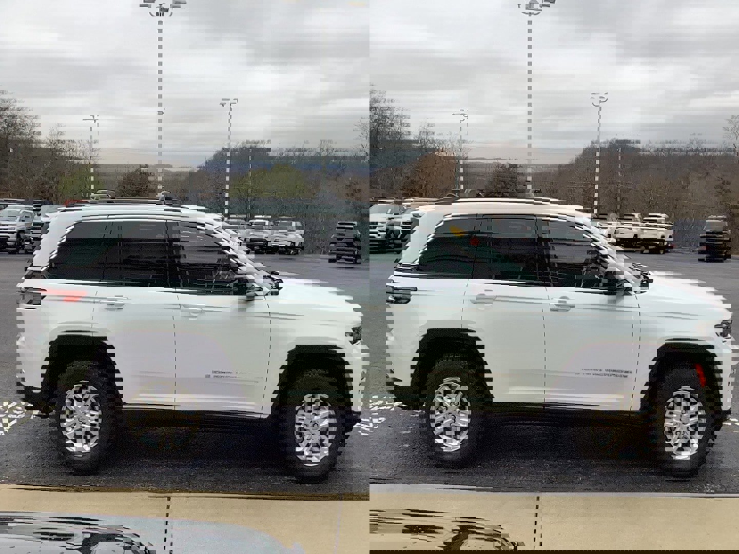 Certified 2023 Jeep Grand Cherokee Laredo w/ Trailer Tow Prep Group (B) image 4