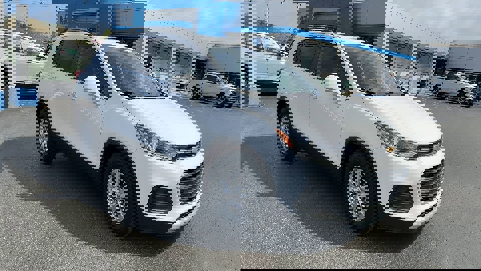 Used 2020 Chevrolet Trax LT w/ LT Convenience Package FWD image 2