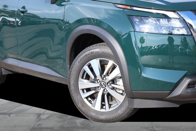 Certified 2025 Nissan Pathfinder SL AWD/4WD image 3