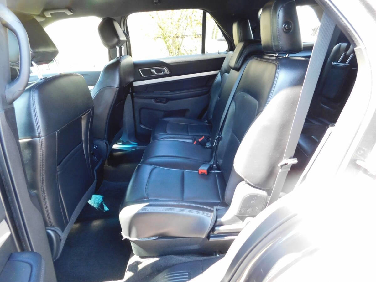 Used 2017 Ford Explorer XLT w/ Equipment Group 202A image 8