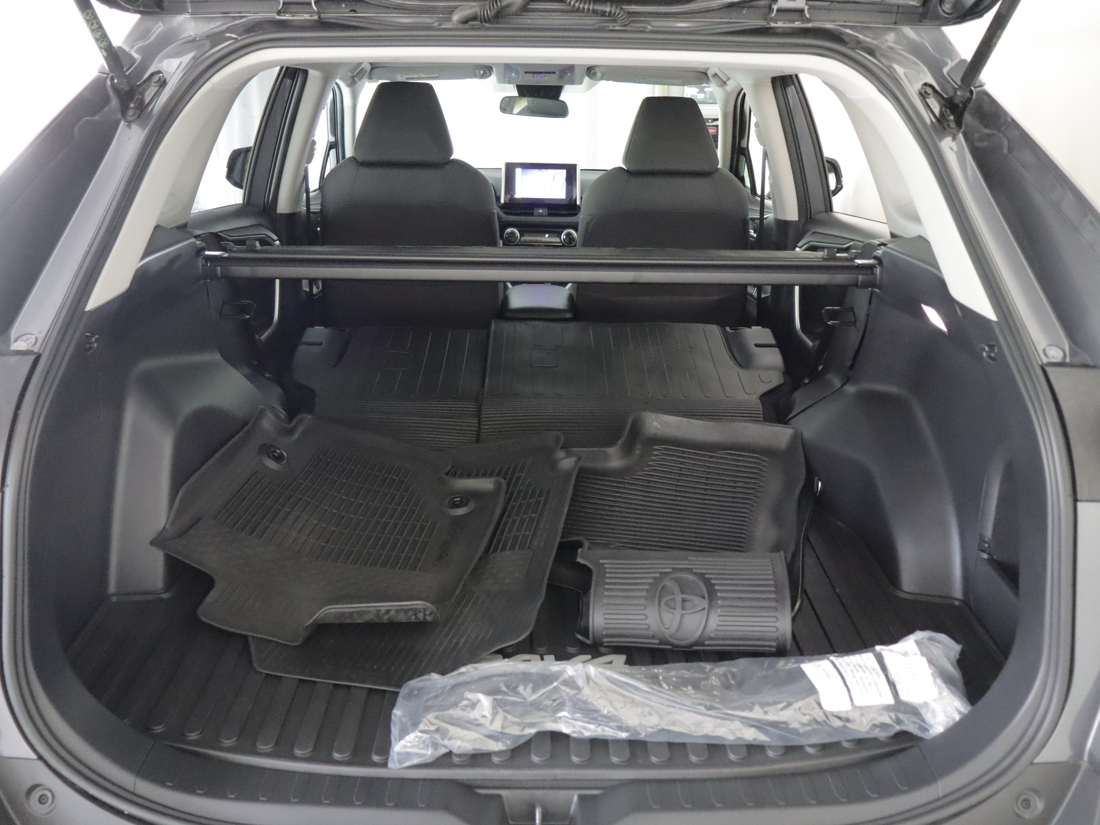 Used 2025 Toyota RAV4 XLE AWD/4WD image 21