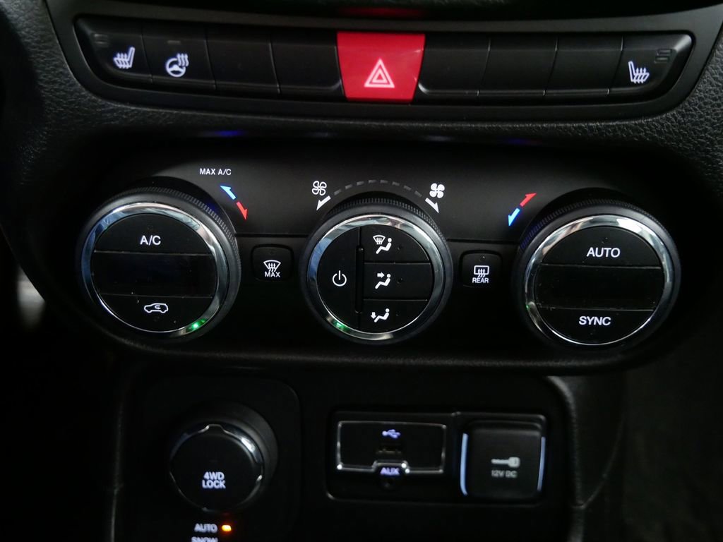 Used 2017 Jeep Renegade Latitude AWD/4WD image 30