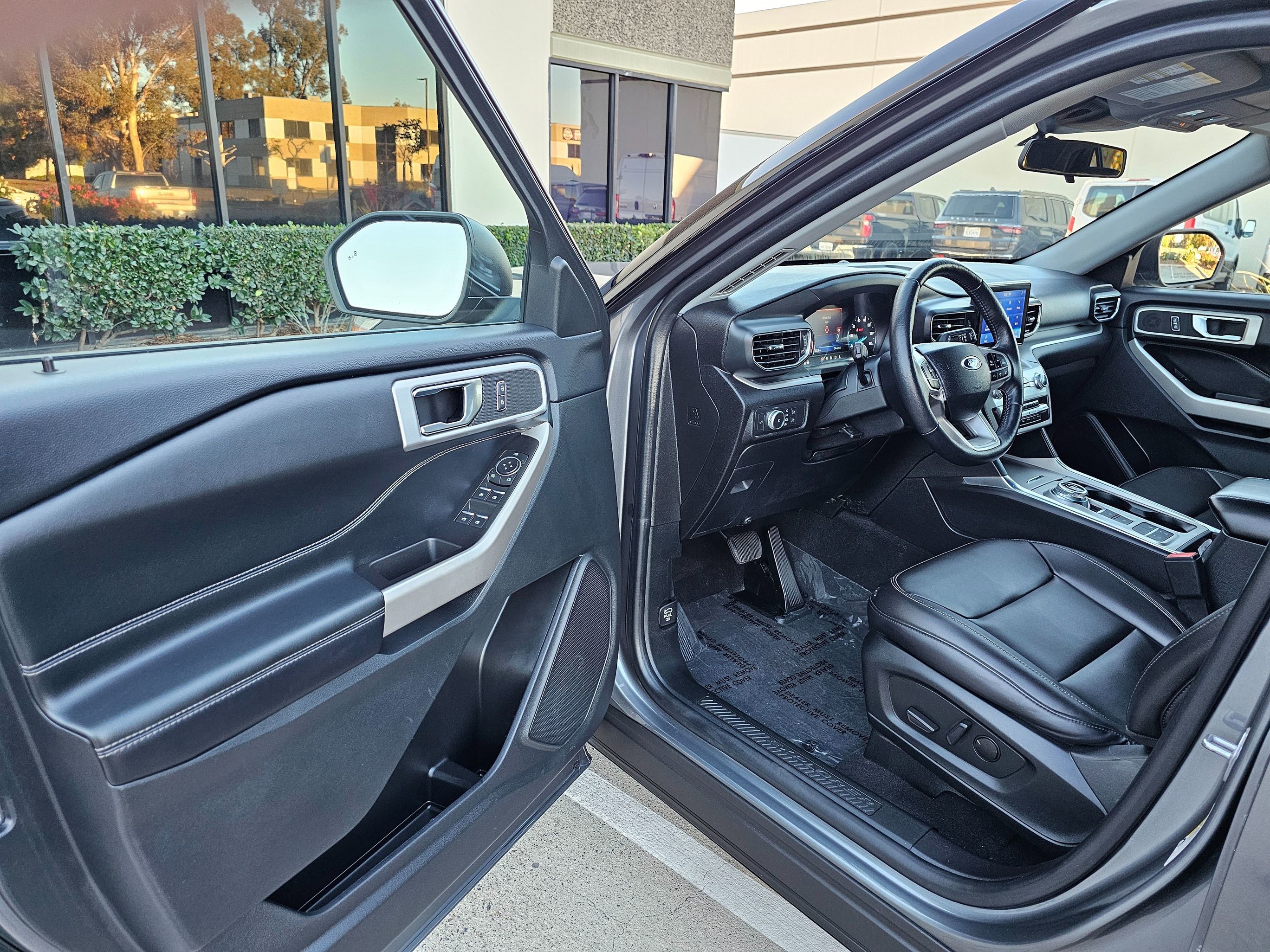 Used 2022 Ford Explorer XLT w/ Equipment Group 202A RWD image 15