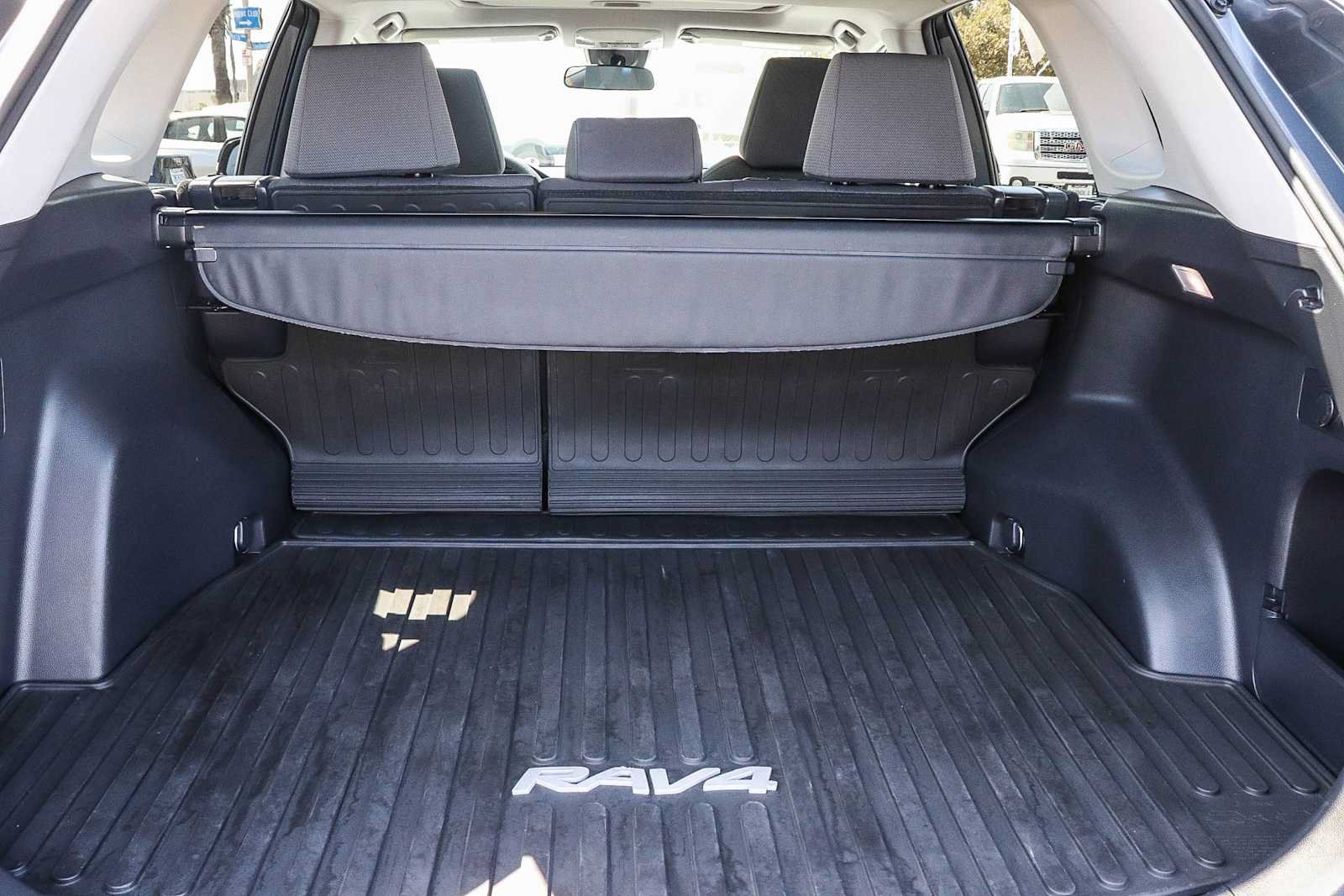 Used 2022 Toyota RAV4 XLE w/ Convenience Package FWD image 16