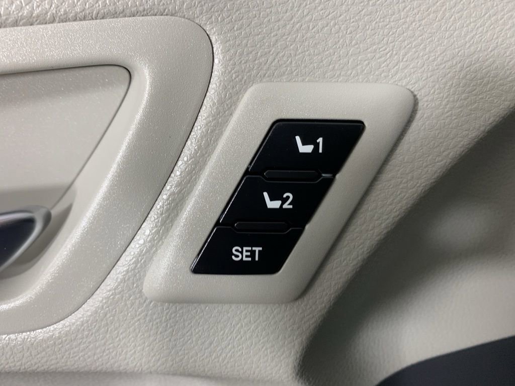 Used 2023 Toyota Sienna Limited FWD image 18