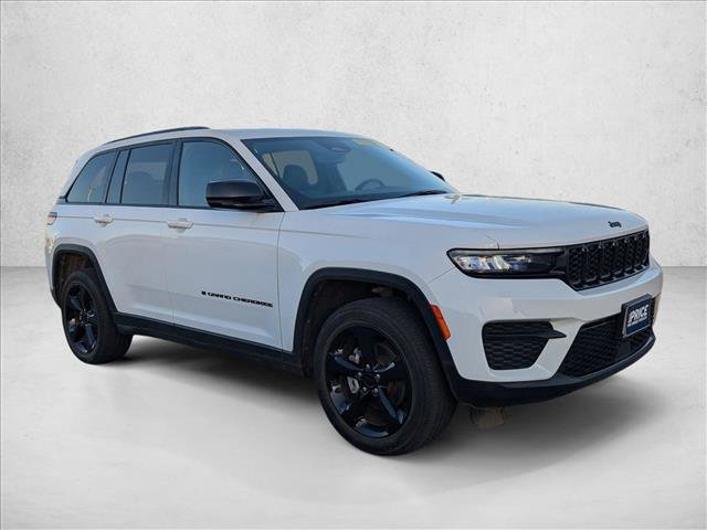 Used 2023 Jeep Grand Cherokee Altitude image 3