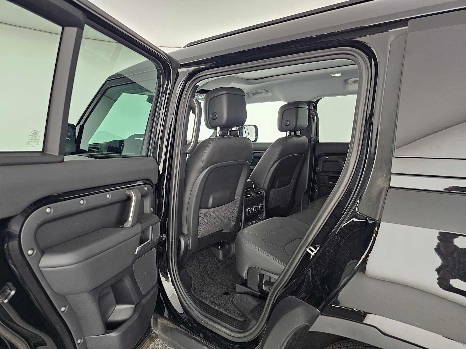 Used 2025 Land Rover Defender 130 S image 17
