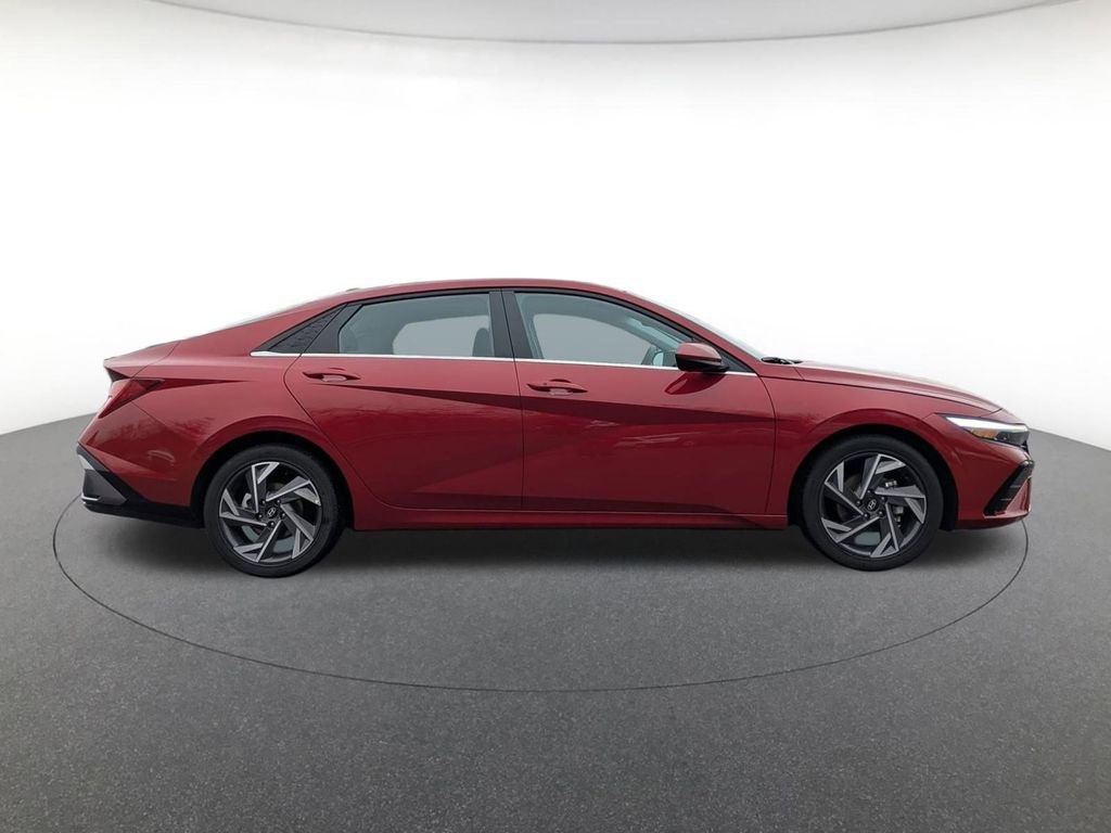 Used 2025 Hyundai Elantra SEL FWD image 4