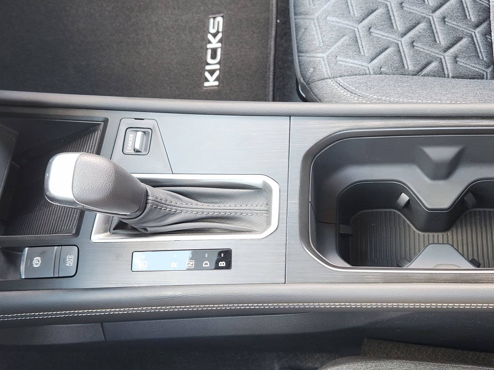 New 2025 Nissan Kicks SV w/ SV Premium Package image 18