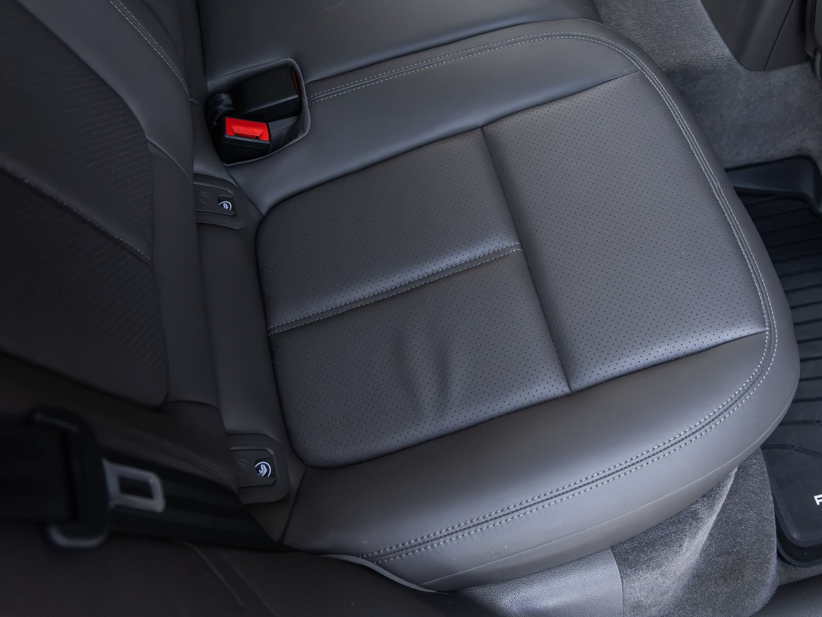 Certified 2021 Porsche Macan AWD/4WD image 35