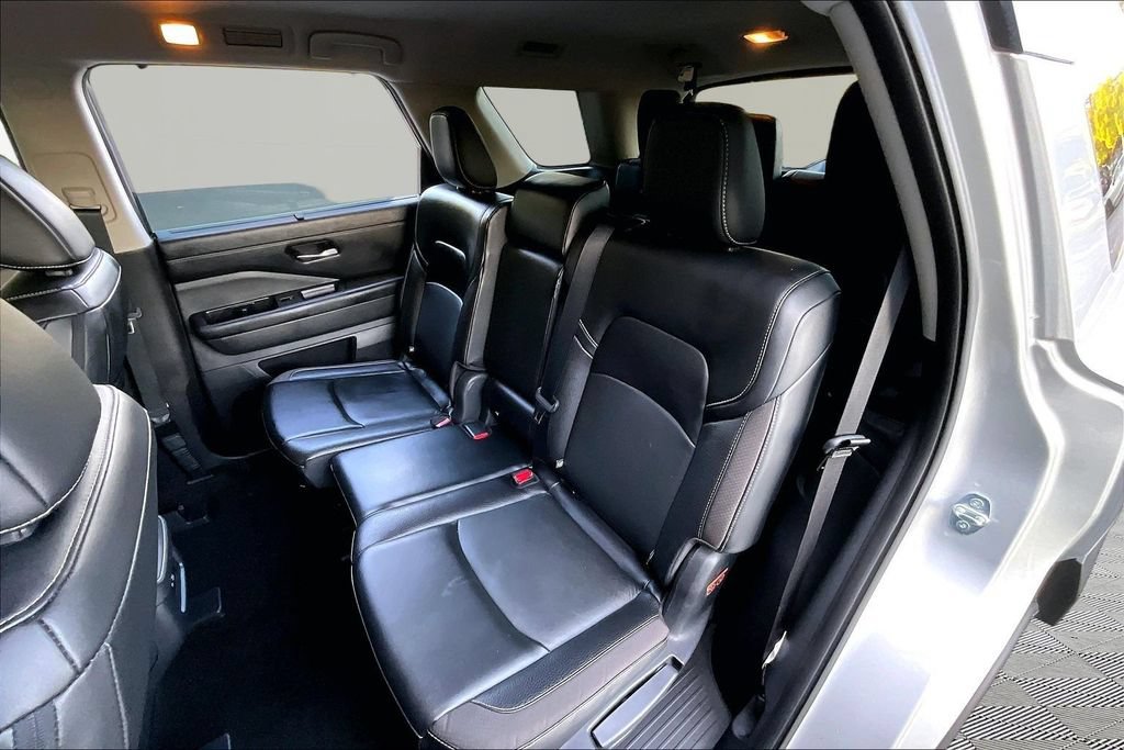 Used 2023 Nissan Pathfinder SL w/ Black Appearance Package AWD/4WD image 19