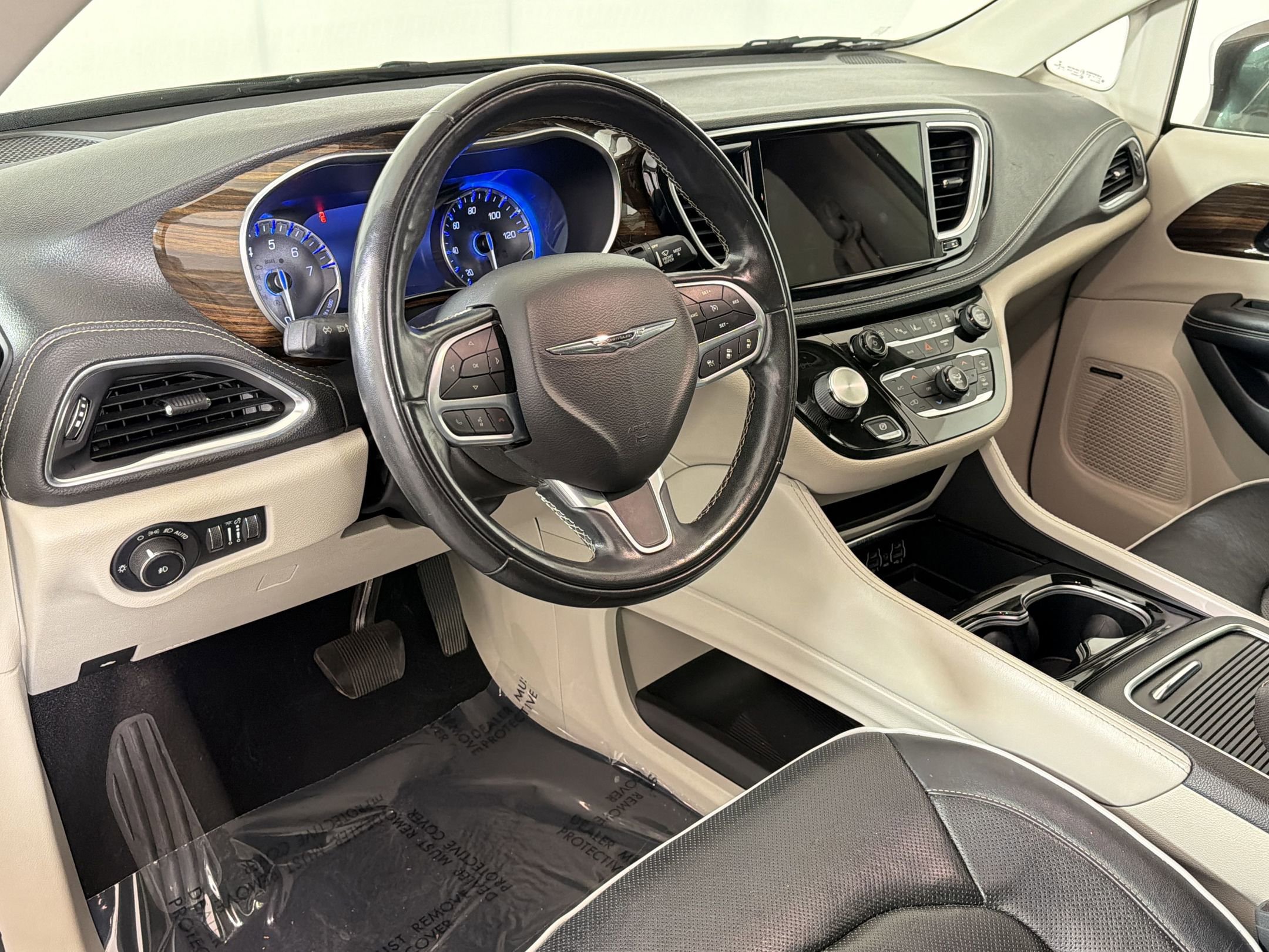 Used 2022 Chrysler Pacifica Limited FWD image 4