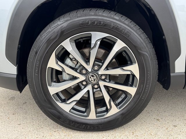 Used 2024 Toyota Corolla Cross XLE image 13