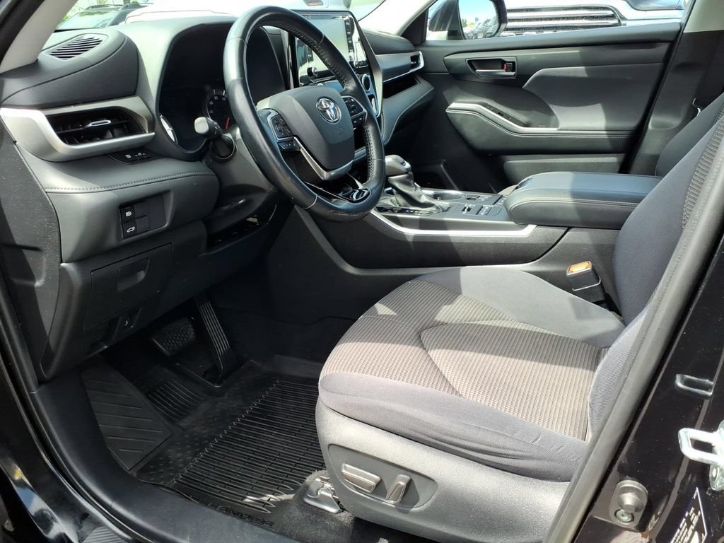 Used 2021 Toyota Highlander LE AWD/4WD image 13