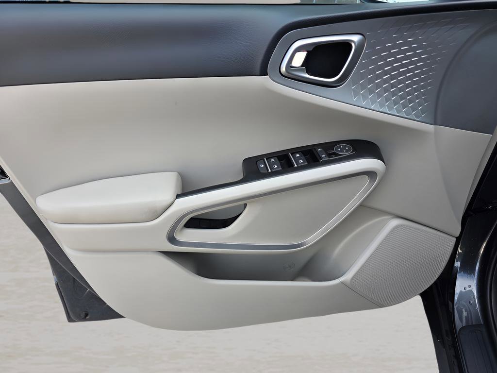 Used 2025 Kia Soul LX image 16