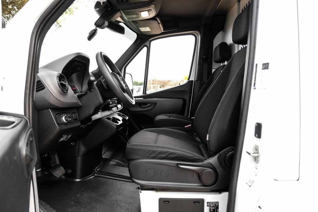 Used 2024 Mercedes-Benz Sprinter 2500 image 3