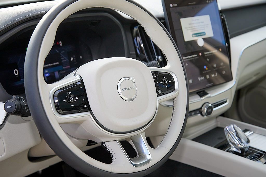 New 2026 Volvo XC60 B5 Ultra w/ Protection Package Premier image 14