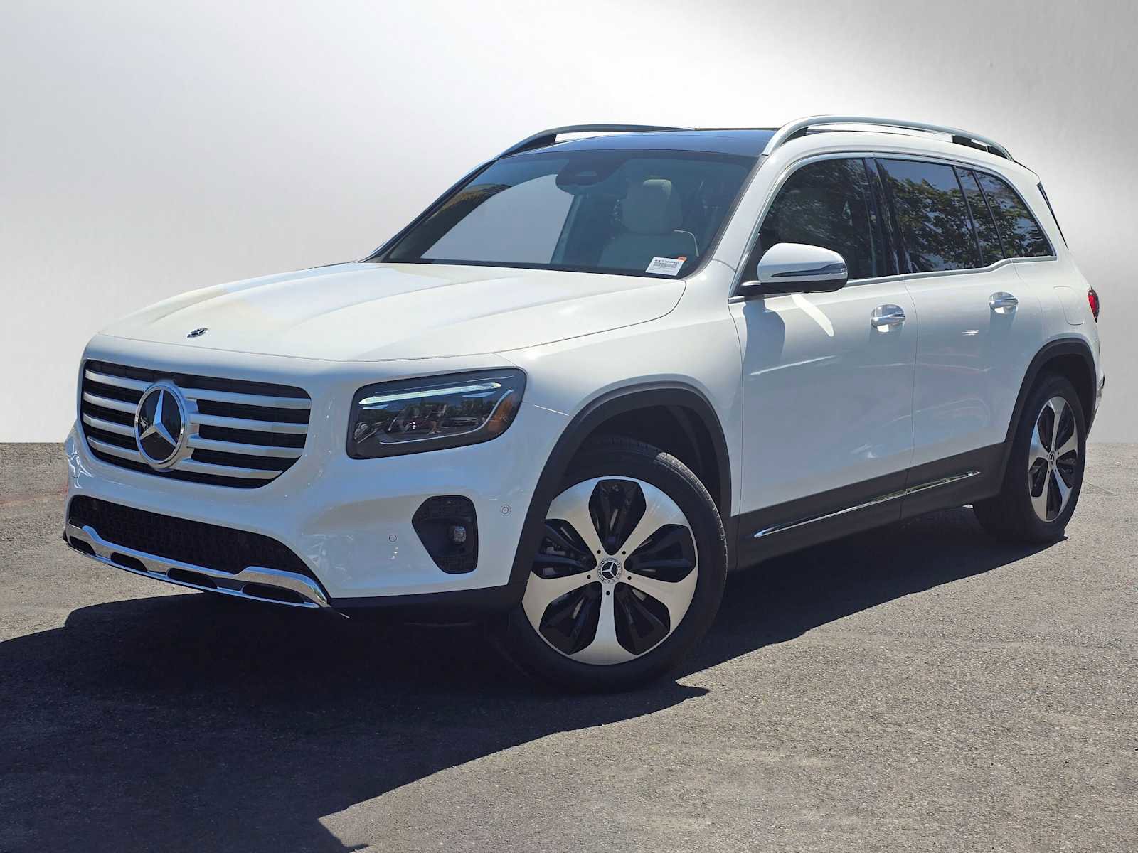 Used 2025 Mercedes-Benz GLB 250 4MATIC image 3
