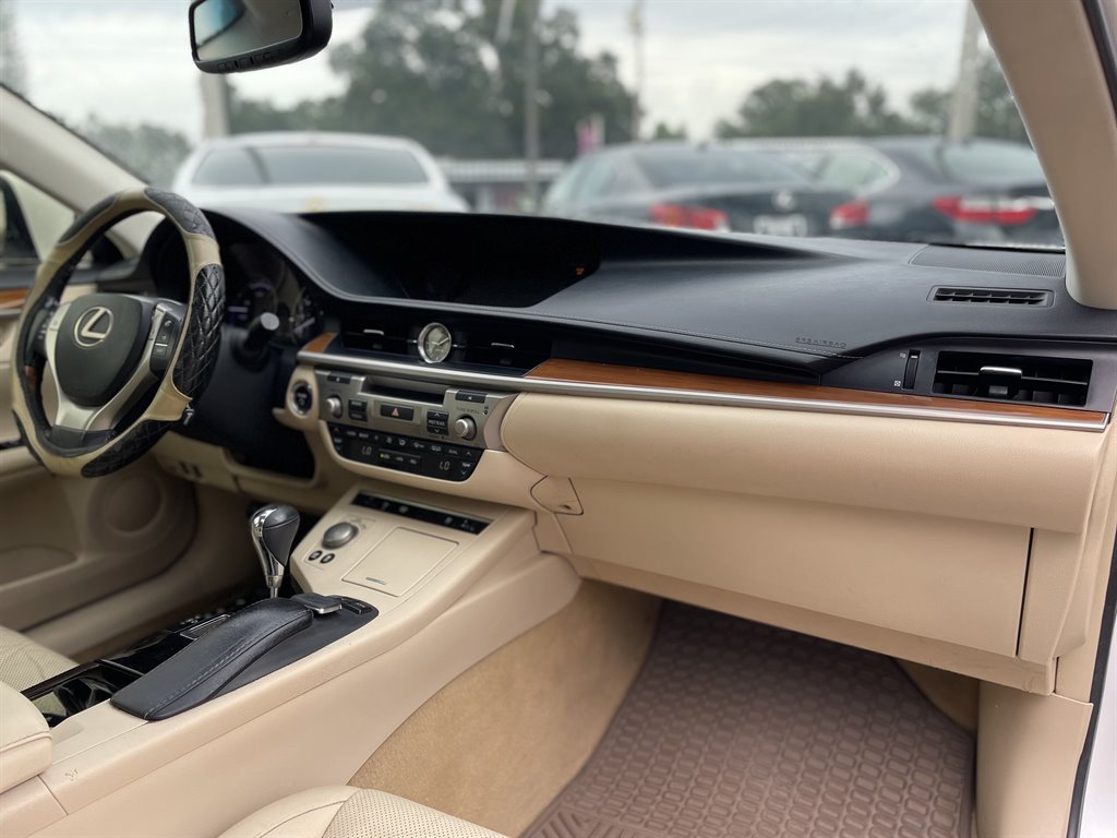 Used 2015 Lexus ES 300h w/ Navigation System Package FWD image 15