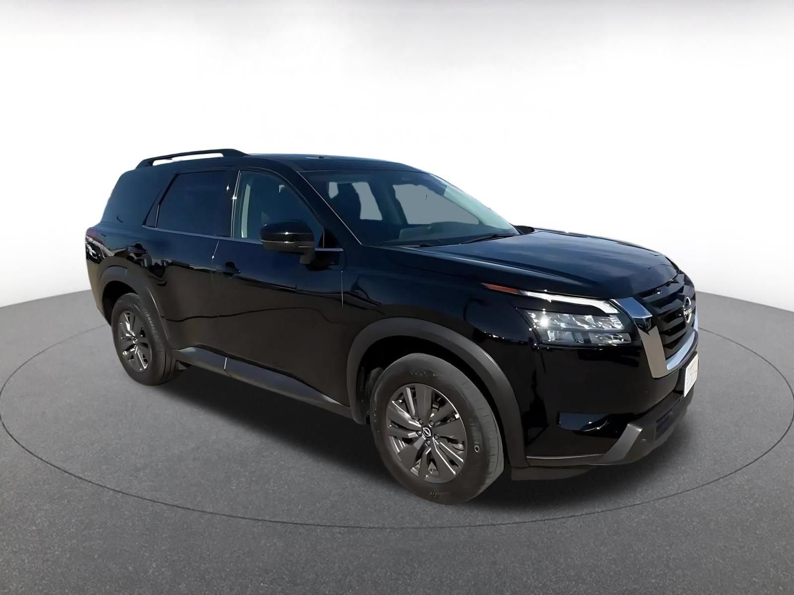 Used 2025 Nissan Pathfinder SV FWD image 2