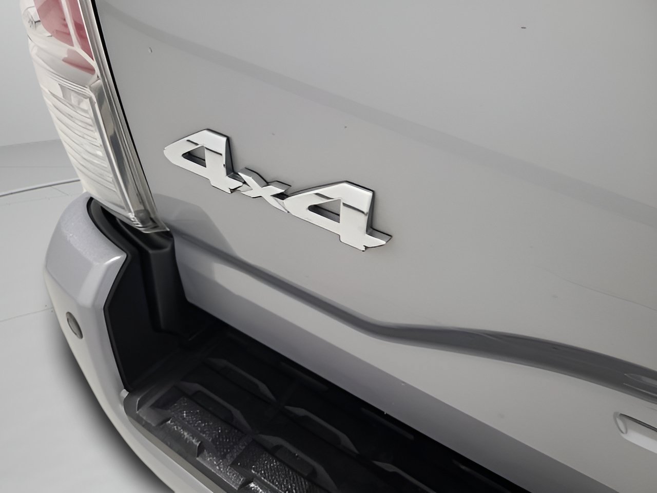 Used 2016 Toyota Tacoma Limited w/ Towing Package AWD/4WD image 9