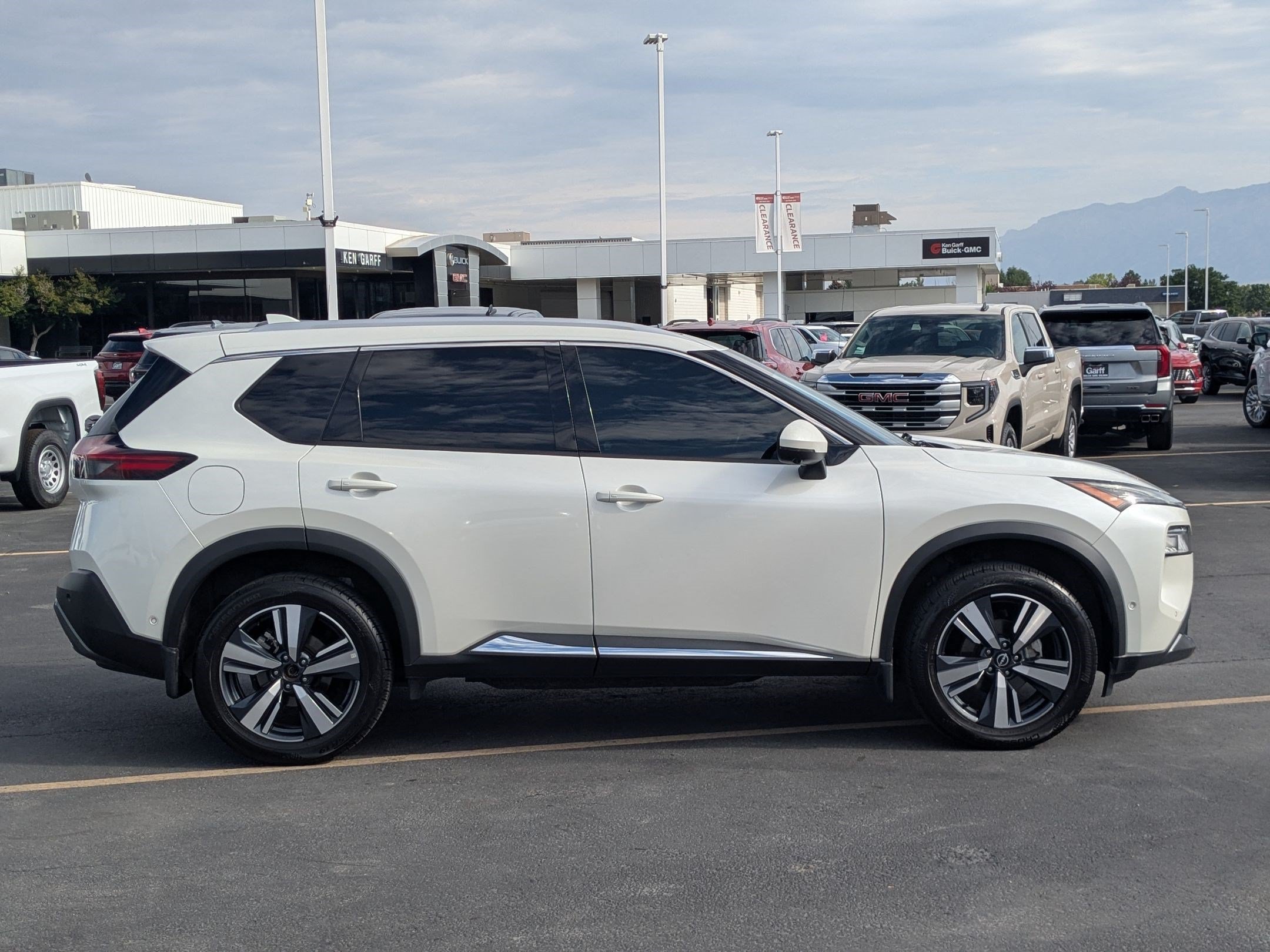Used 2023 Nissan Rogue SL w/ SL Premium Package AWD/4WD image 2