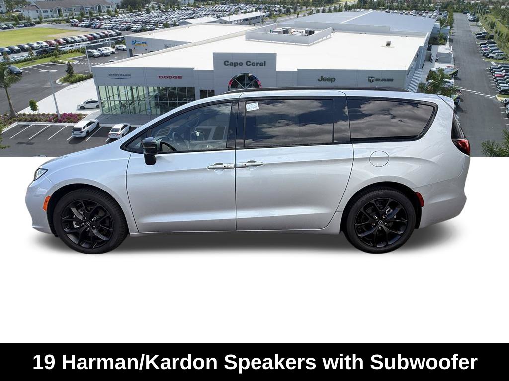 New 2026 Chrysler Pacifica Limited w/ Uconnect Theater Family Group FWD image 8
