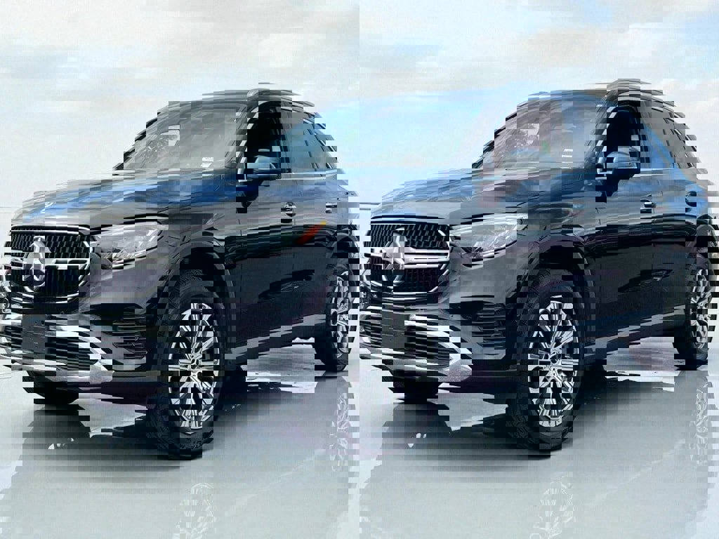 Used 2024 Mercedes-Benz GLC 300 4MATIC image 2