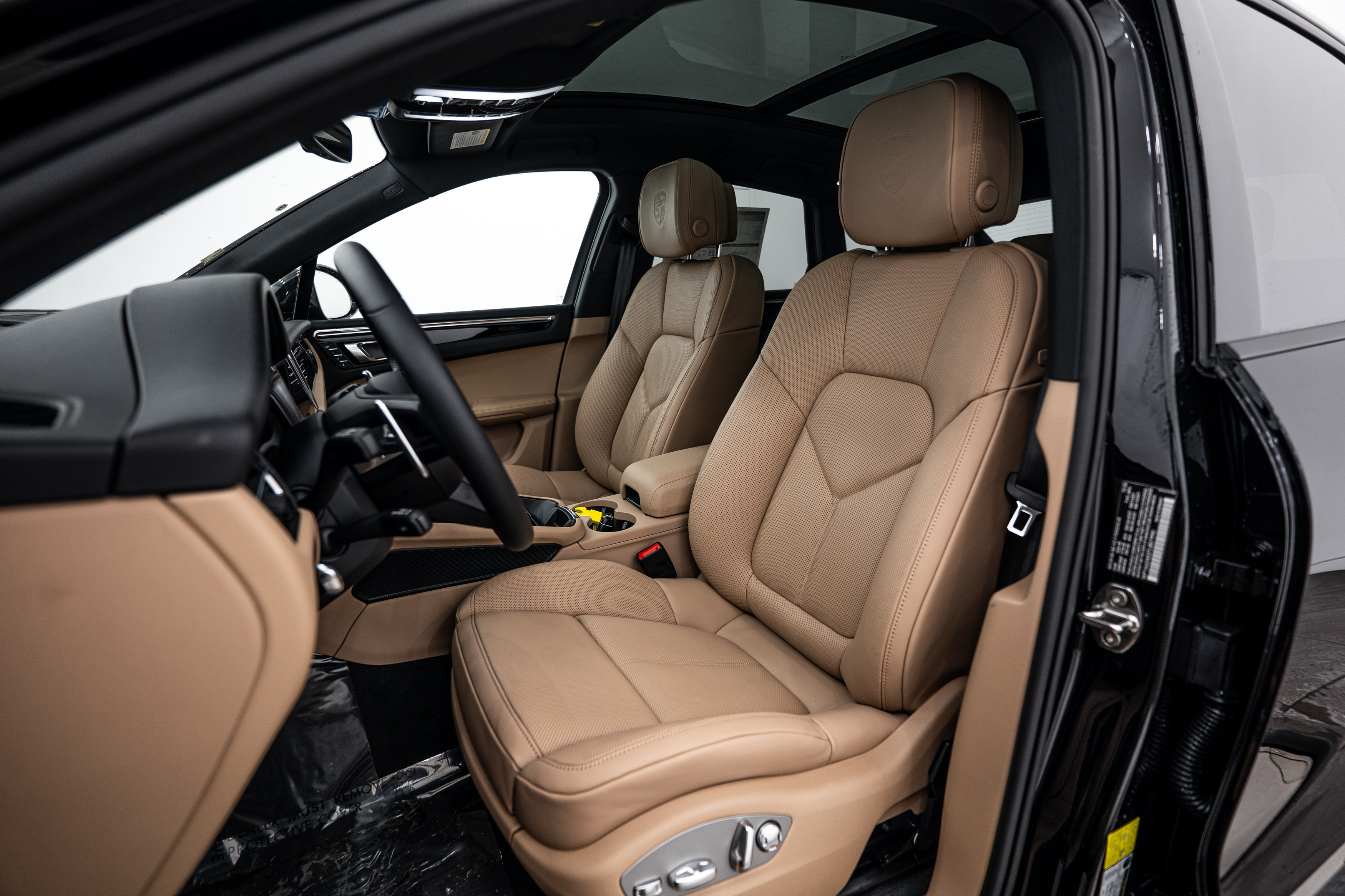 Certified 2026 Porsche Macan AWD/4WD image 5