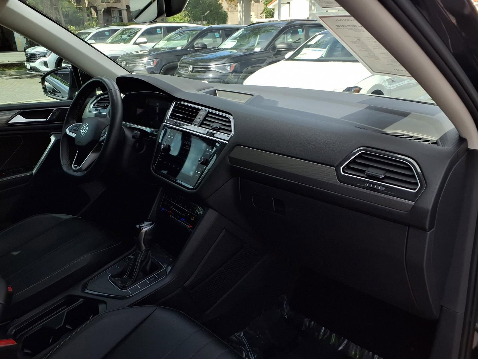 Used 2023 Volkswagen Tiguan SE w/ Panoramic Sunroof Package FWD image 23