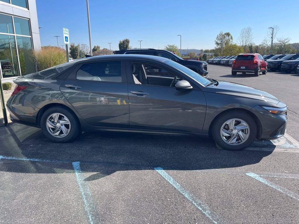 Used 2024 Hyundai Elantra SE FWD image 4