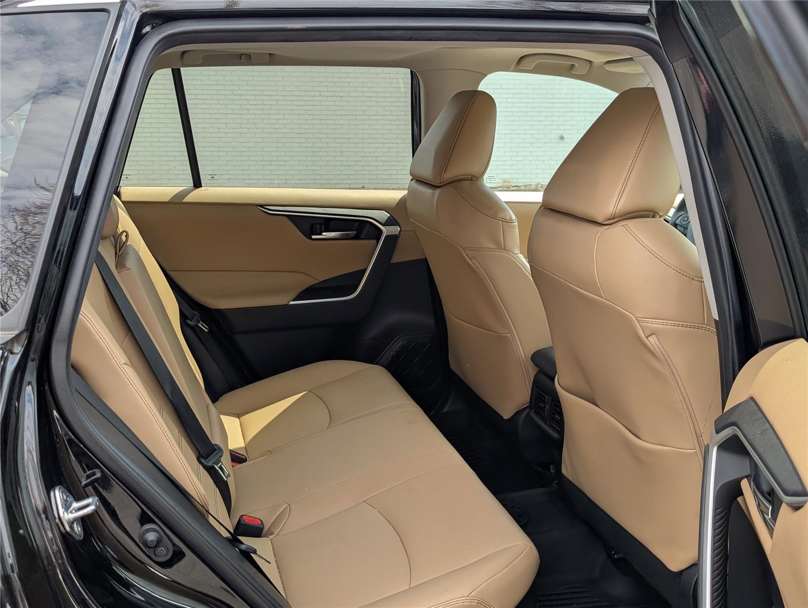 Used 2021 Toyota RAV4 XLE Premium image 12
