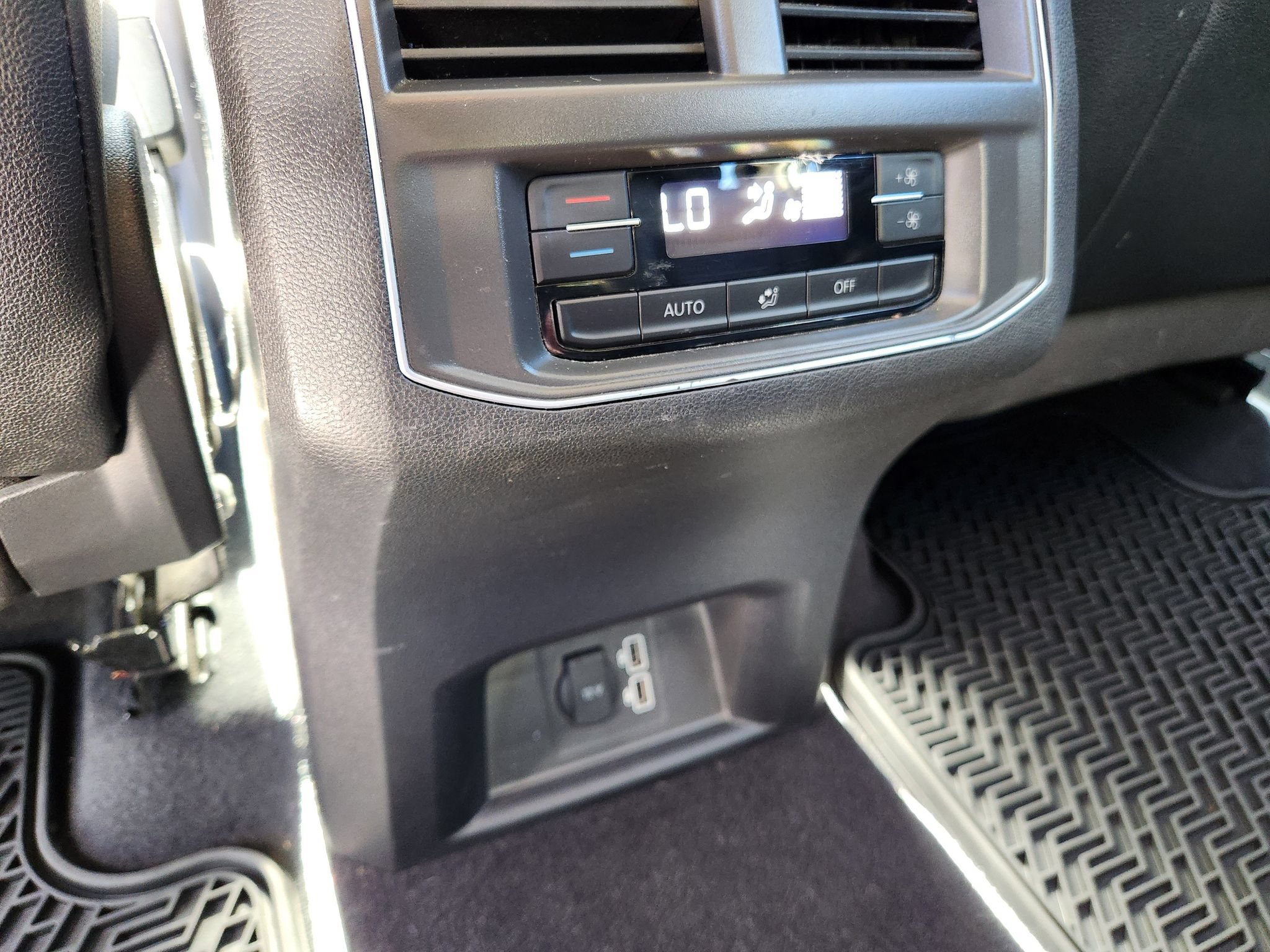 Used 2019 Volkswagen Atlas SE w/ Towing Package FWD image 11