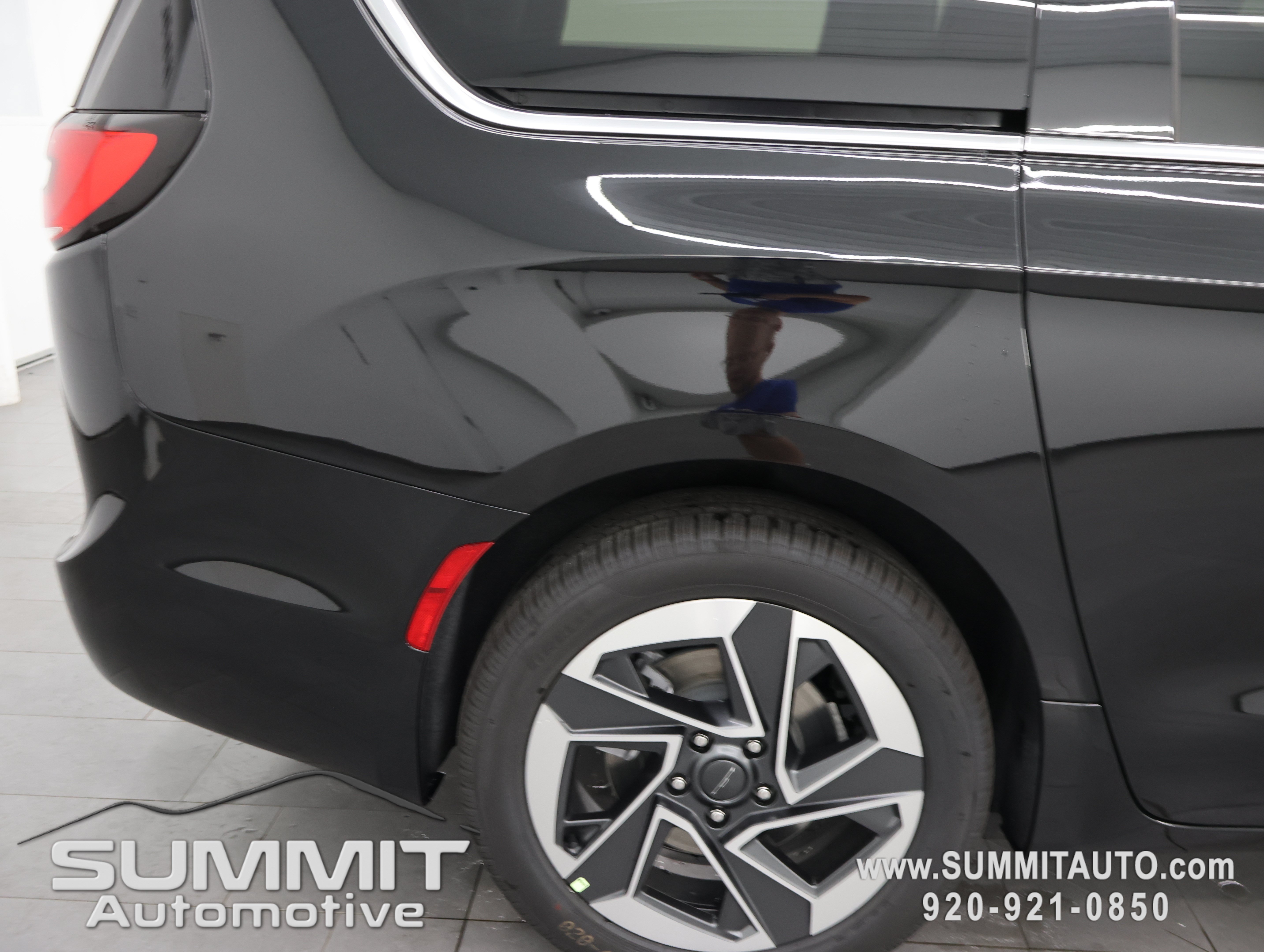 New 2027 Chrysler Pacifica Limited AWD/4WD image 31