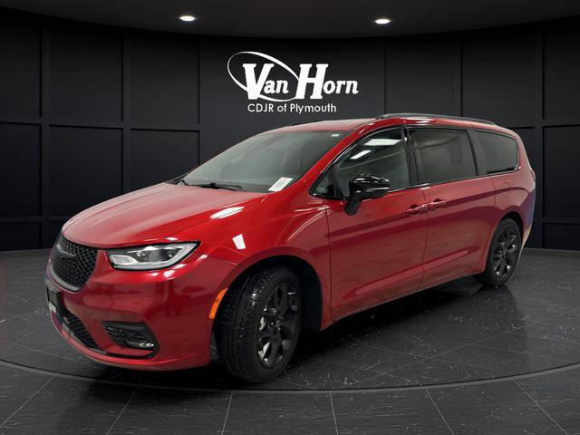 Used 2025 Chrysler Pacifica Limited image 3